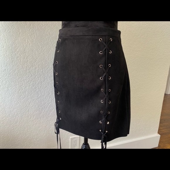 Missguided suede eyelet skirt 8 - Picture 5 of 11